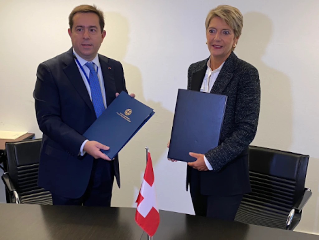 Il ministro greco della migrazione e dell’asilo, Notis Mitarachi, e la consigliera federale Karin Keller-Sutter. 